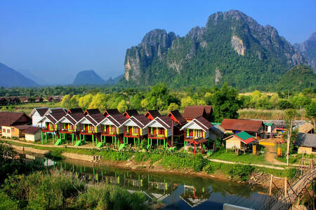 Bungalow langs de Nam Song-rivier