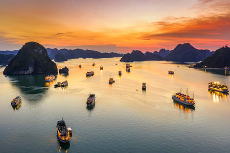 Pôr do sol na Baía de Halong