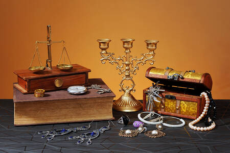 Joyas, joyero y candelero