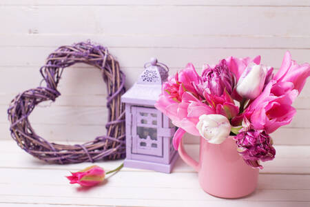 Tulipanes y corazón sobre la mesa.