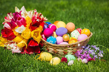 Cesta com ovos de páscoa e tulipas