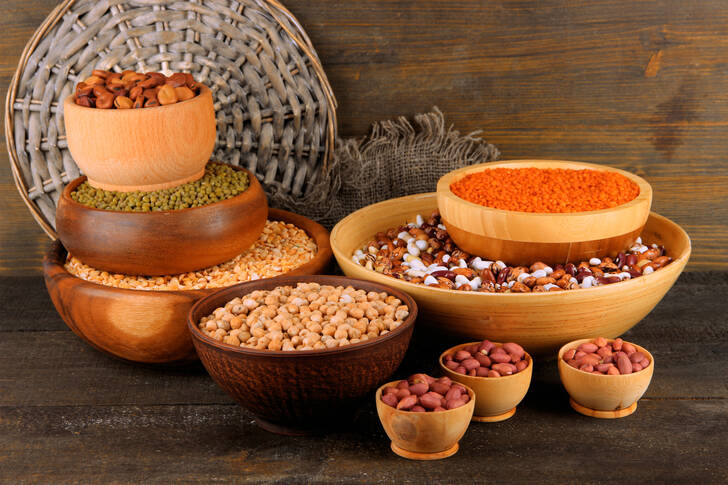 Legumes in wooden plates