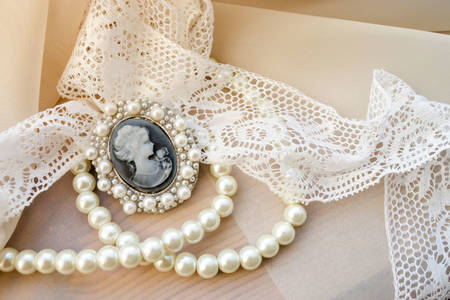 Camafeo vintage con perlas