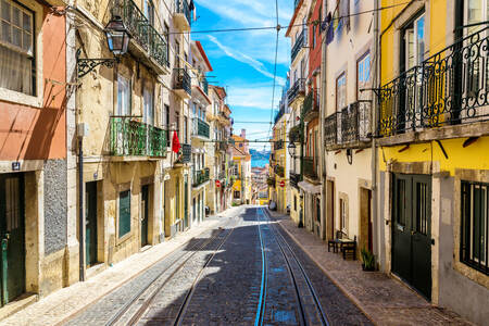 Calle con casas tradicionales en Lisboa