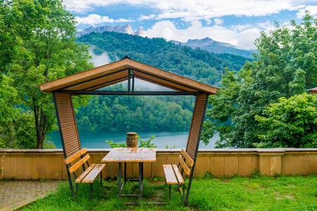 Gazebo à beira do lago