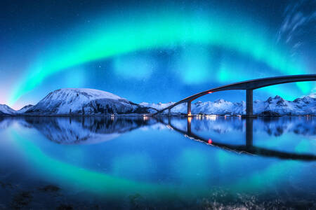 Aurora boreal sobre a ponte