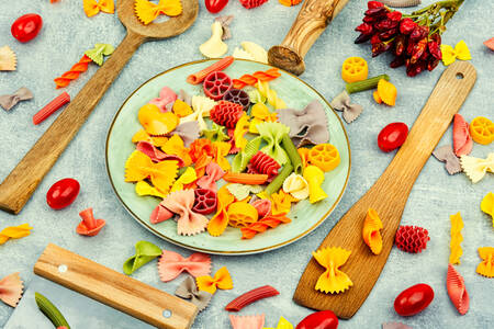 Pasta italiana colorata