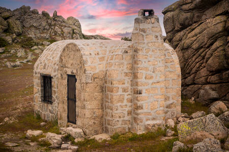 Mountain refuge in Cueva Valiente