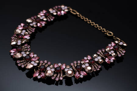 Collier sur fond noir
