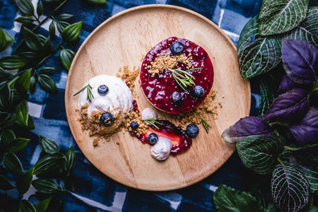 Tarta de queso con salsa de frutos rojos