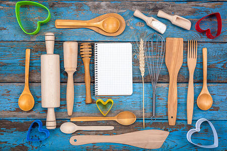 Utensilios de cocina sobre fondo de madera